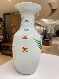 Paire de vases en porcelaine de Chine famille rose &agrave; d&eacute;cor des 'Sanxing', 19&egrave;me