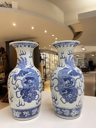 Een paar Chinese blauw-witte vazen met boeddhistische leeuwen, 19e eeuw