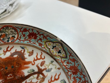 Een grote Chinese blauw-witte kom met lotusslingers en drie diverse famille rose borden, 19/20e eeuw
