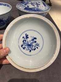Een paar Chinese blauw-witte dekselkommen met verhalend decor, Kangxi/Yongzheng