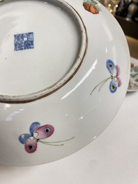 Paire de plats en porcelaine de Chine famille rose &agrave; d&eacute;cor de pies et de prunus, marque de Qianlong, R&eacute;publique
