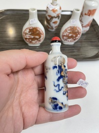 Vijf Chinese ijzerrode en doucai snuifflessen, 19/20e eeuw