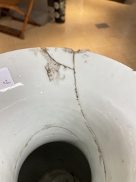 Een paar Chinese blauw-witte vazen met boeddhistische leeuwen, 19e eeuw