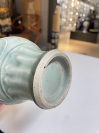 Een Chinese Longquan celadon vaas met pioenslingers, Yuan