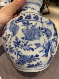 Een Chinese blauw-witte kraakporseleinen kalebasvaas, Wanli