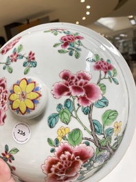 Terrine couverte en porcelaine de Chine famille rose &agrave; fin d&eacute;cor floral, Yongzeng