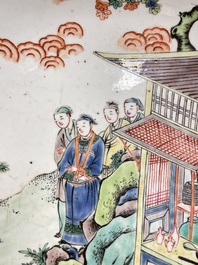 Plat en porcelaine de Chine famille verte &agrave; d&eacute;cor d'une sc&egrave;ne de boxe, probablement 19&egrave;me