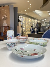 A Chinese famille rose brush pot, two plates and two bowls, 19/20th C.