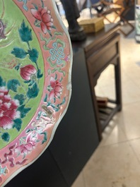 Une paire de coupes en porcelaine de Chine famille rose et un pot couvert pour le march&eacute; Straits ou Peranakan, 19&egrave;me