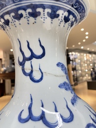 Een paar Chinese blauw-witte vazen met boeddhistische leeuwen, 19e eeuw