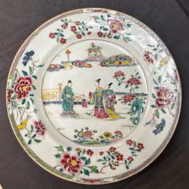 Een grote Chinese famille rose schotel, Yongzheng