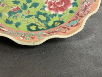 Une paire de coupes en porcelaine de Chine famille rose et un pot couvert pour le march&eacute; Straits ou Peranakan, 19&egrave;me