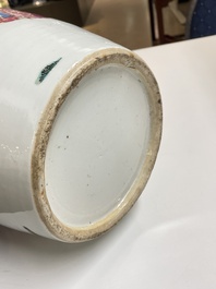Paire de vases en porcelaine de Chine famille rose &agrave; d&eacute;cor des 'Sanxing', 19&egrave;me