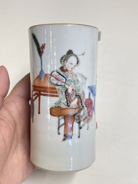 A Chinese famille rose brush pot, two plates and two bowls, 19/20th C.