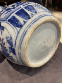 Een Chinese blauw-witte kraakporseleinen kalebasvaas, Wanli