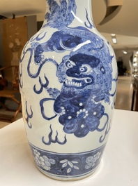Een paar Chinese blauw-witte vazen met boeddhistische leeuwen, 19e eeuw