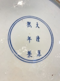 Een grote Chinese famille verte schotel met strijders te paard, Kangxi merk, 19e eeuw