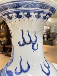 Een paar Chinese blauw-witte vazen met boeddhistische leeuwen, 19e eeuw