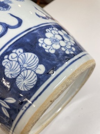 Een paar Chinese blauw-witte vazen met boeddhistische leeuwen, 19e eeuw