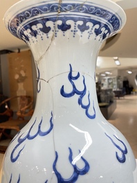 Een paar Chinese blauw-witte vazen met boeddhistische leeuwen, 19e eeuw