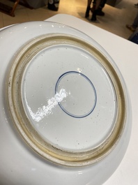 Plat en porcelaine de Chine famille verte &agrave; d&eacute;cor d'une sc&egrave;ne de boxe, probablement 19&egrave;me