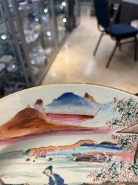 Plat en porcelaine de Chine famille rose &agrave; d&eacute;cor de p&ecirc;cheurs dans un sampan, Yongzheng/Qianlong