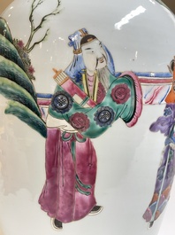 Paire de vases en porcelaine de Chine famille rose &agrave; d&eacute;cor des 'Sanxing', 19&egrave;me