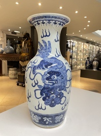 Een paar Chinese blauw-witte vazen met boeddhistische leeuwen, 19e eeuw