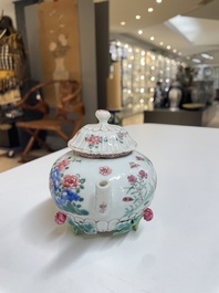 Drie Chinese famille rose theepotten met deksels, Yongzheng