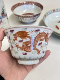 A Chinese famille rose brush pot, two plates and two bowls, 19/20th C.