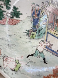 Plat en porcelaine de Chine famille verte &agrave; d&eacute;cor d'une sc&egrave;ne de boxe, probablement 19&egrave;me
