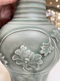 Een Chinese Longquan celadon vaas met pioenslingers, Yuan