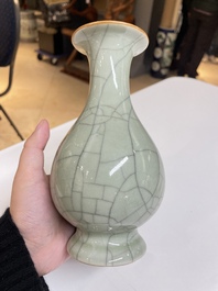 Cinq vases en porcelaine de Chine en c&eacute;ladon monochrome, Qing