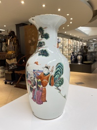 Paire de vases en porcelaine de Chine famille rose &agrave; d&eacute;cor des 'Sanxing', 19&egrave;me