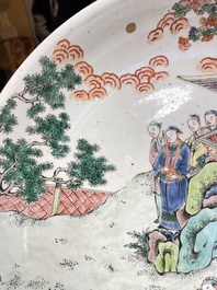 Plat en porcelaine de Chine famille verte &agrave; d&eacute;cor d'une sc&egrave;ne de boxe, probablement 19&egrave;me