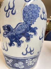 Een paar Chinese blauw-witte vazen met boeddhistische leeuwen, 19e eeuw