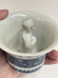 Een Chinese blauw-witte 'Hansje in de kelder' wijnkop, 'gong dao bei', 19e eeuw