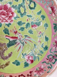 Une paire de coupes en porcelaine de Chine famille rose et un pot couvert pour le march&eacute; Straits ou Peranakan, 19&egrave;me
