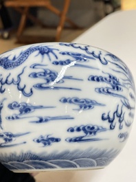 Een diverse collectie blauw-wit Chinees porselein, 19/20e eeuw