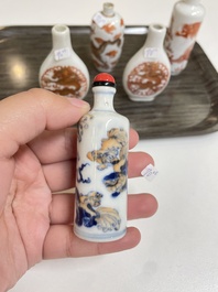 Vijf Chinese ijzerrode en doucai snuifflessen, 19/20e eeuw
