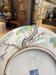 Paire de plats en porcelaine de Chine famille rose &agrave; d&eacute;cor de pies et de prunus, marque de Qianlong, R&eacute;publique