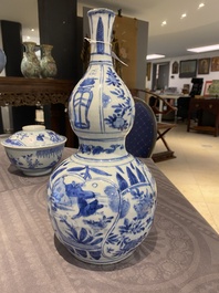Een Chinese blauw-witte kraakporseleinen kalebasvaas, Wanli