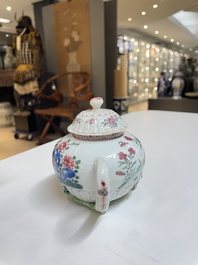 Drie Chinese famille rose theepotten met deksels, Yongzheng