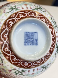 A Chinese famille rose brush pot, two plates and two bowls, 19/20th C.
