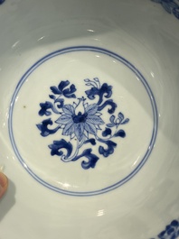 Een paar Chinese blauw-witte dekselkommen met verhalend decor, Kangxi/Yongzheng