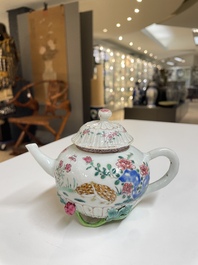 Drie Chinese famille rose theepotten met deksels, Yongzheng