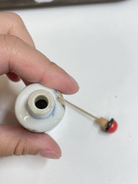 Vijf Chinese ijzerrode en doucai snuifflessen, 19/20e eeuw
