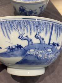 Een paar Chinese blauw-witte dekselkommen met verhalend decor, Kangxi/Yongzheng