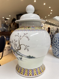 Twee Chinese famille rose vazen, Qianlong merk, Republiek