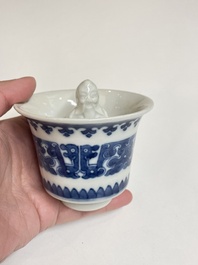 Een Chinese blauw-witte 'Hansje in de kelder' wijnkop, 'gong dao bei', 19e eeuw